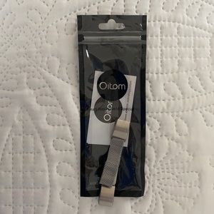 ONE UN-USED Fitbit Band Silver